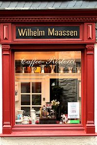 Fenster eines Kaffee-Röster-Shop in Montjoie (Deutschland)