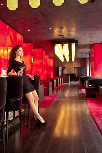 Frau im stilvollen Airport Lounge mit Getränk