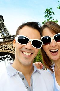 Drôle de couple en face de la Tour Eiffel