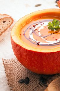 Otoño fresco rociados sopa de calabaza con crema