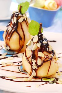 Pere cotte con scaglie di mandorle e salsa di cioccolato