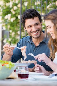 Amici godendo un insalata di primavera