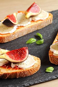 Bruschetta con fichi, formaggio di capra e pomodori caramellati