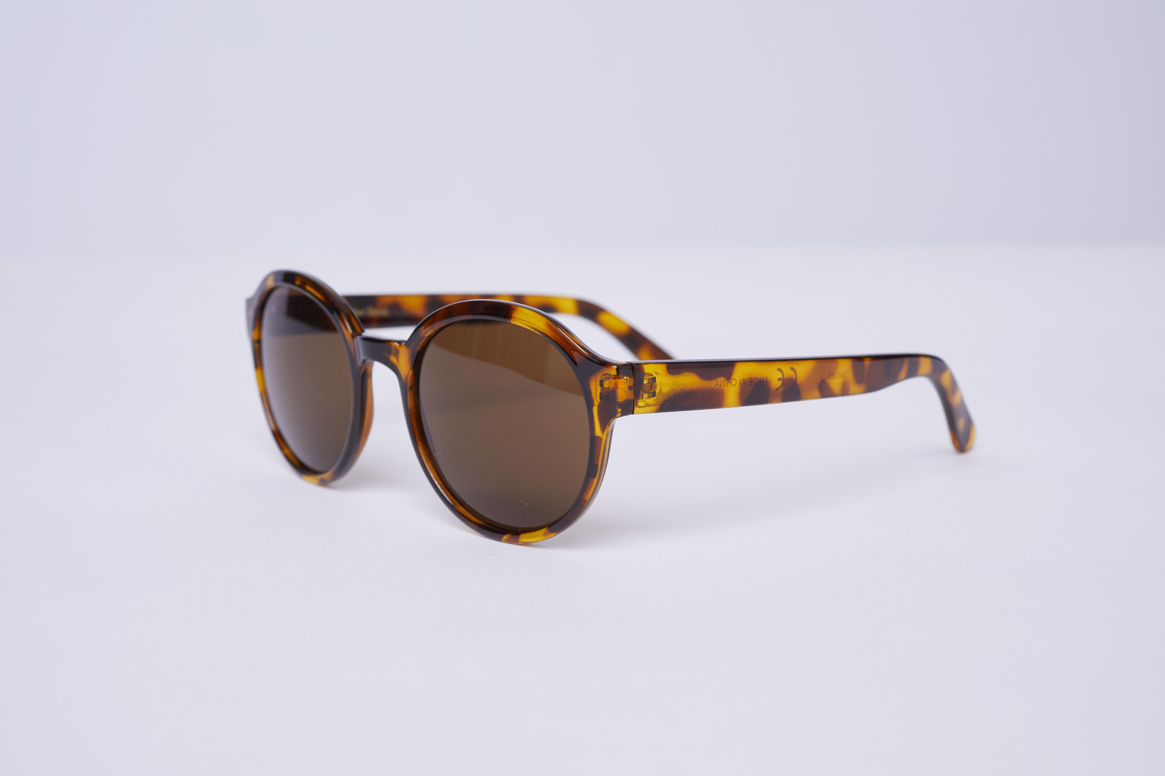 Dunkle Sonnenbrille 3