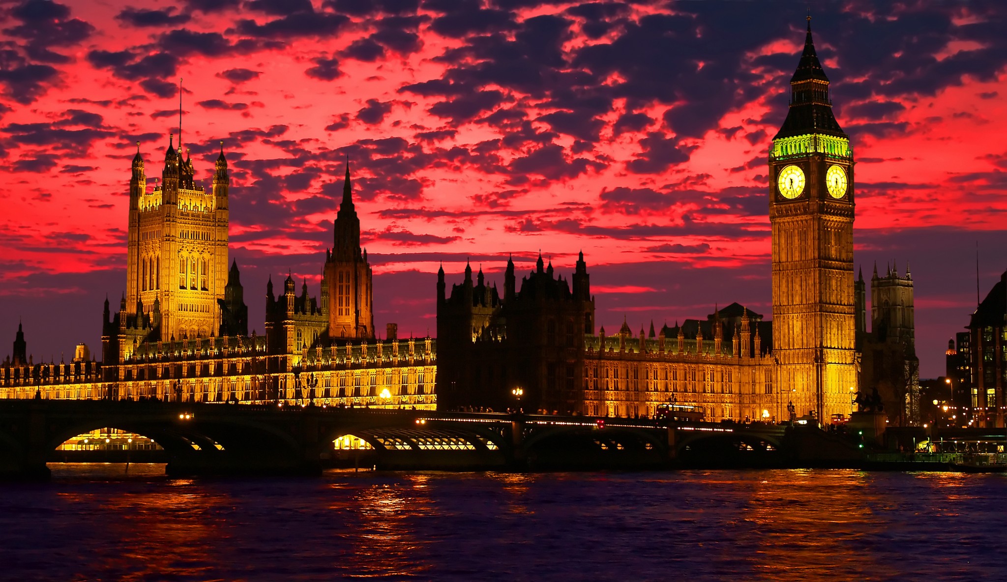 Il Palazzo del Parlamento e il Big Ben di notte