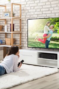 Donna che gode della TV