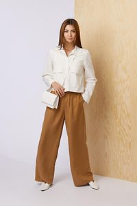 Janina Eleganter Sommerlook mit Holz 9