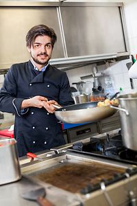 Junge Chef in der Küche