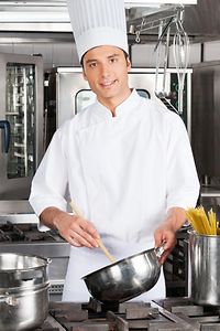 Immagine di uno chef in cucina