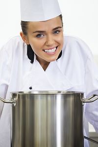 彼女のキッチンでの女性シェフ